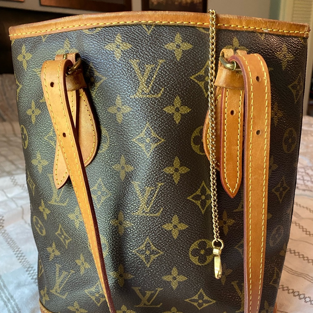 Louis Vuitton bucket bag EXCELLENT Condition!!!!